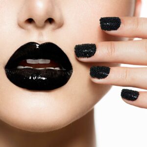 main de posée sur sa joue avec manucure nail art caviar noir